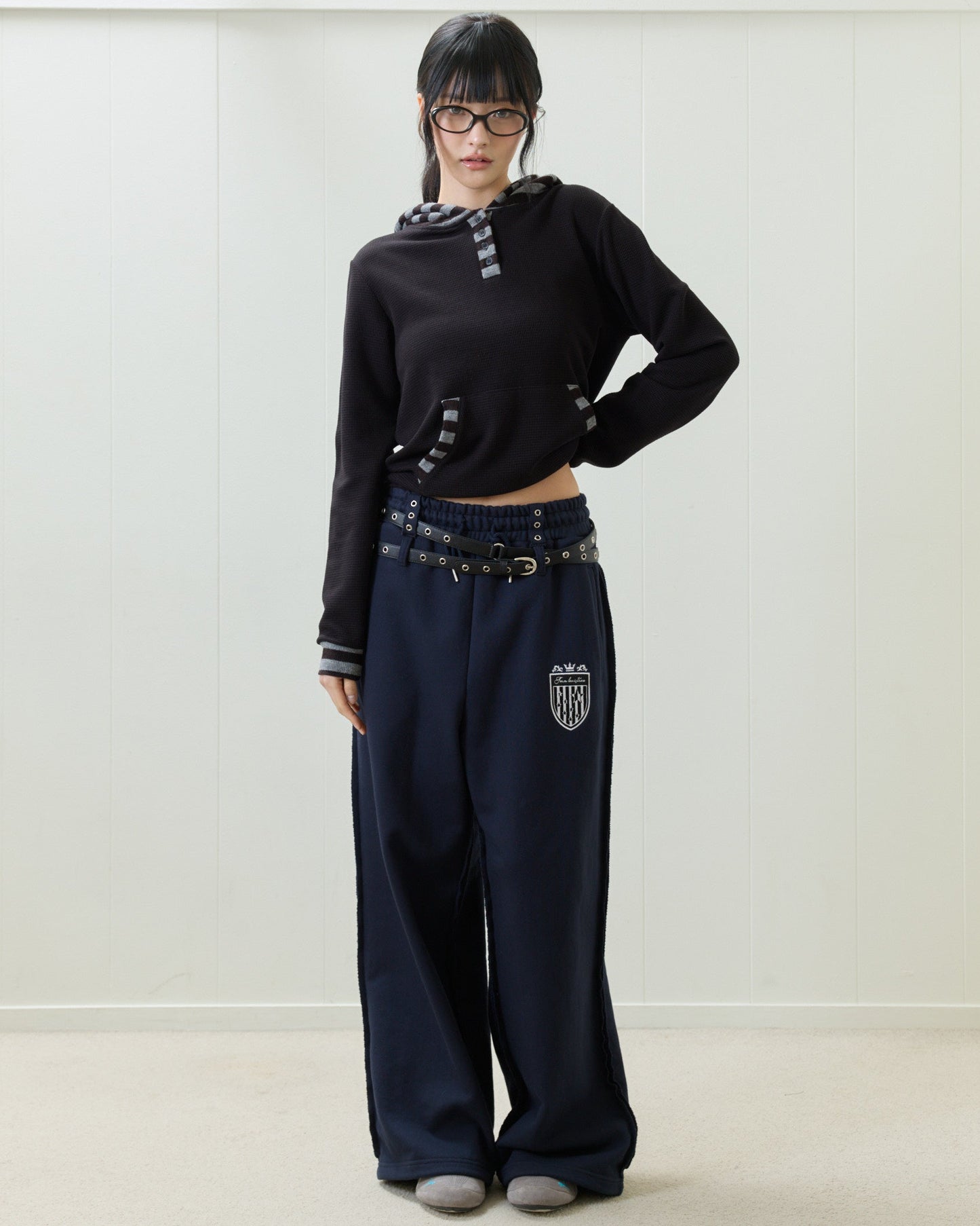 （韓国発送）EL STAR EMBLEM TRAINING PANTS (NAVY)