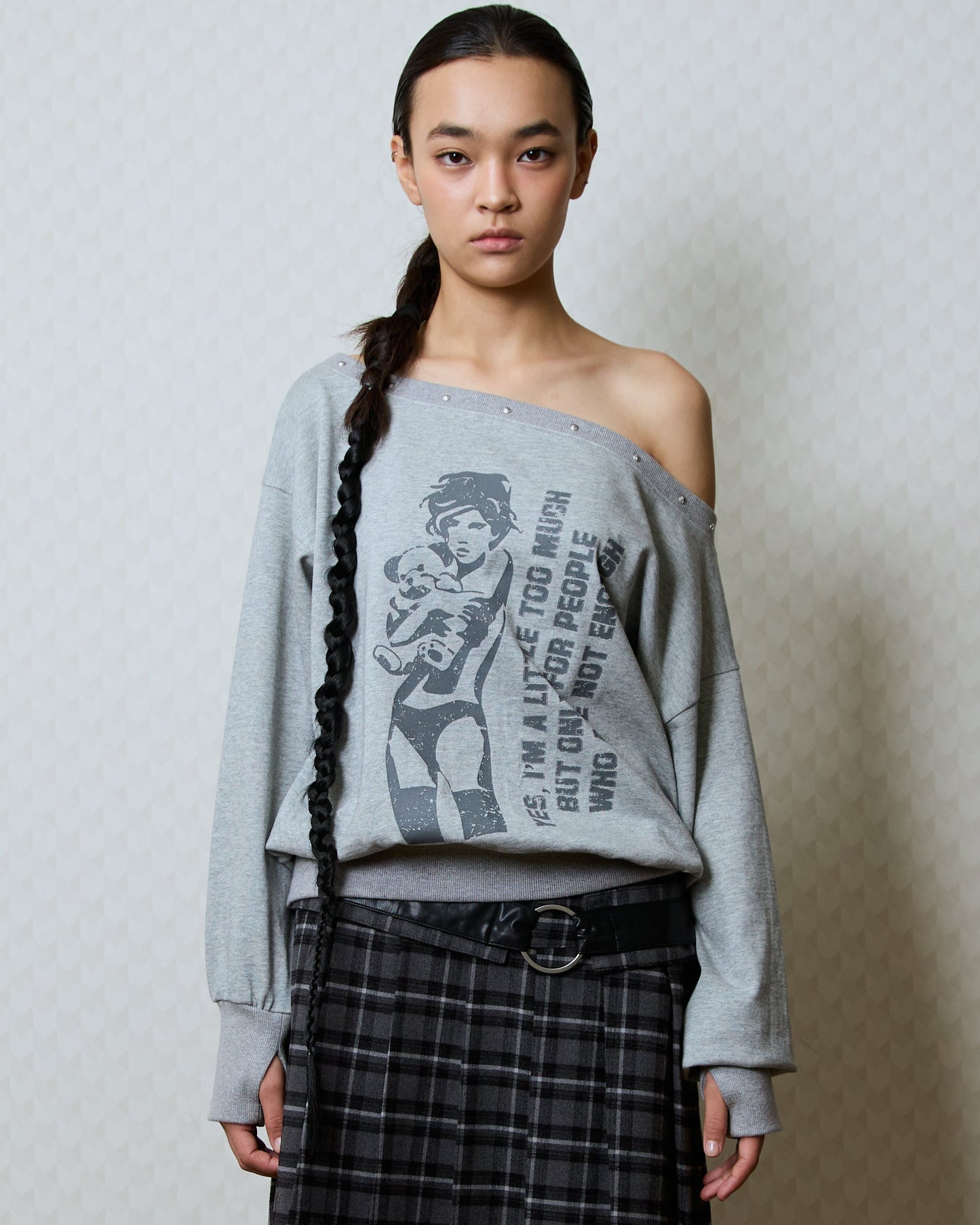 【MEOVV ナリン着用】（韓国発送）GT ONE SHOULDER SWEATSHIRT (GRAY)