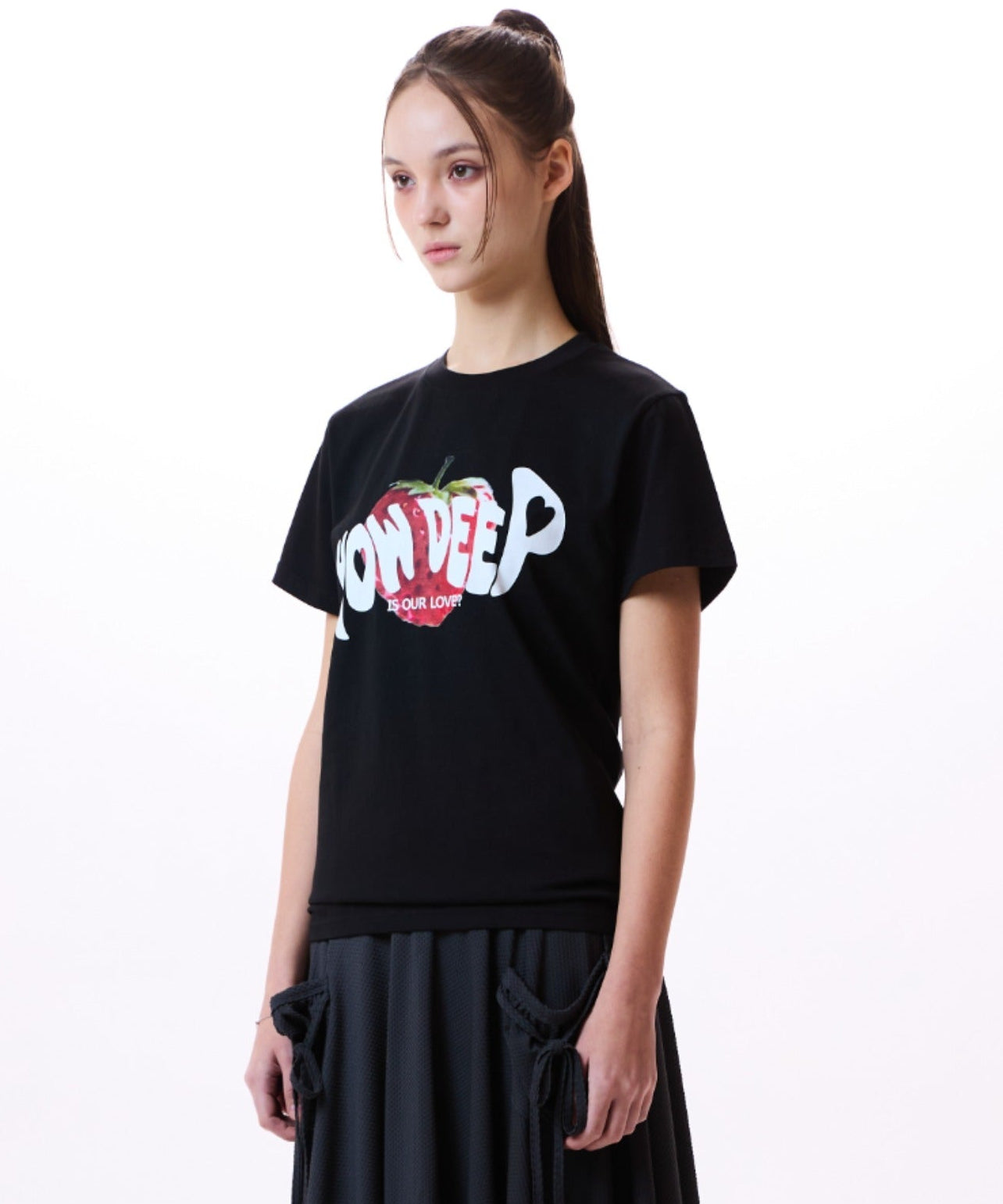 （韓国発送）IM HOW DEEP STRAWBERRY TEE (BLACK)