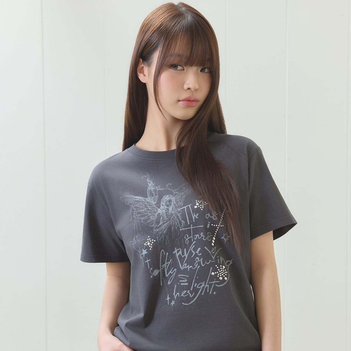 （韓国発送）EL ANGELIC GRAPHIC TEE (CHARCOAL)