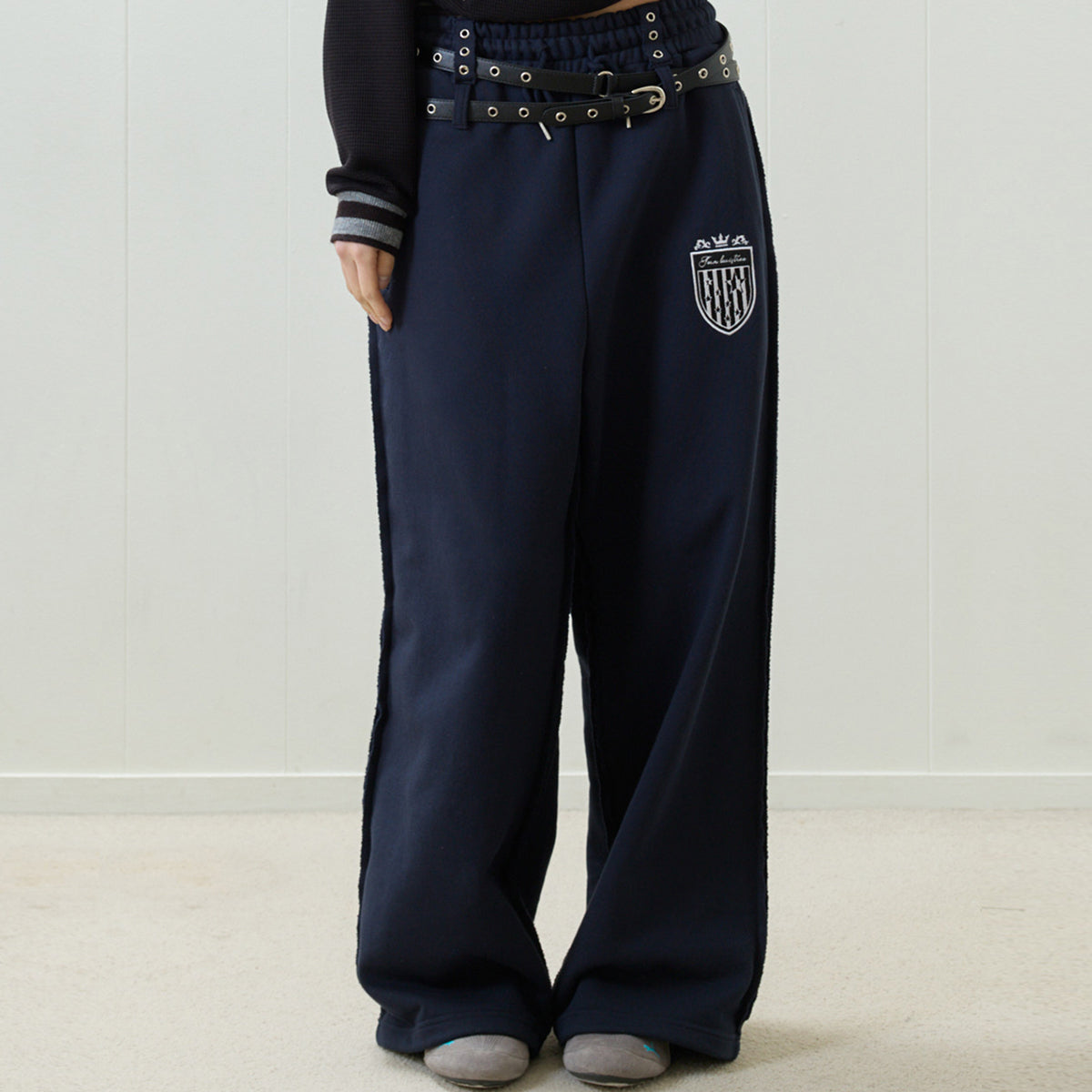 （韓国発送）EL STAR EMBLEM TRAINING PANTS (NAVY)