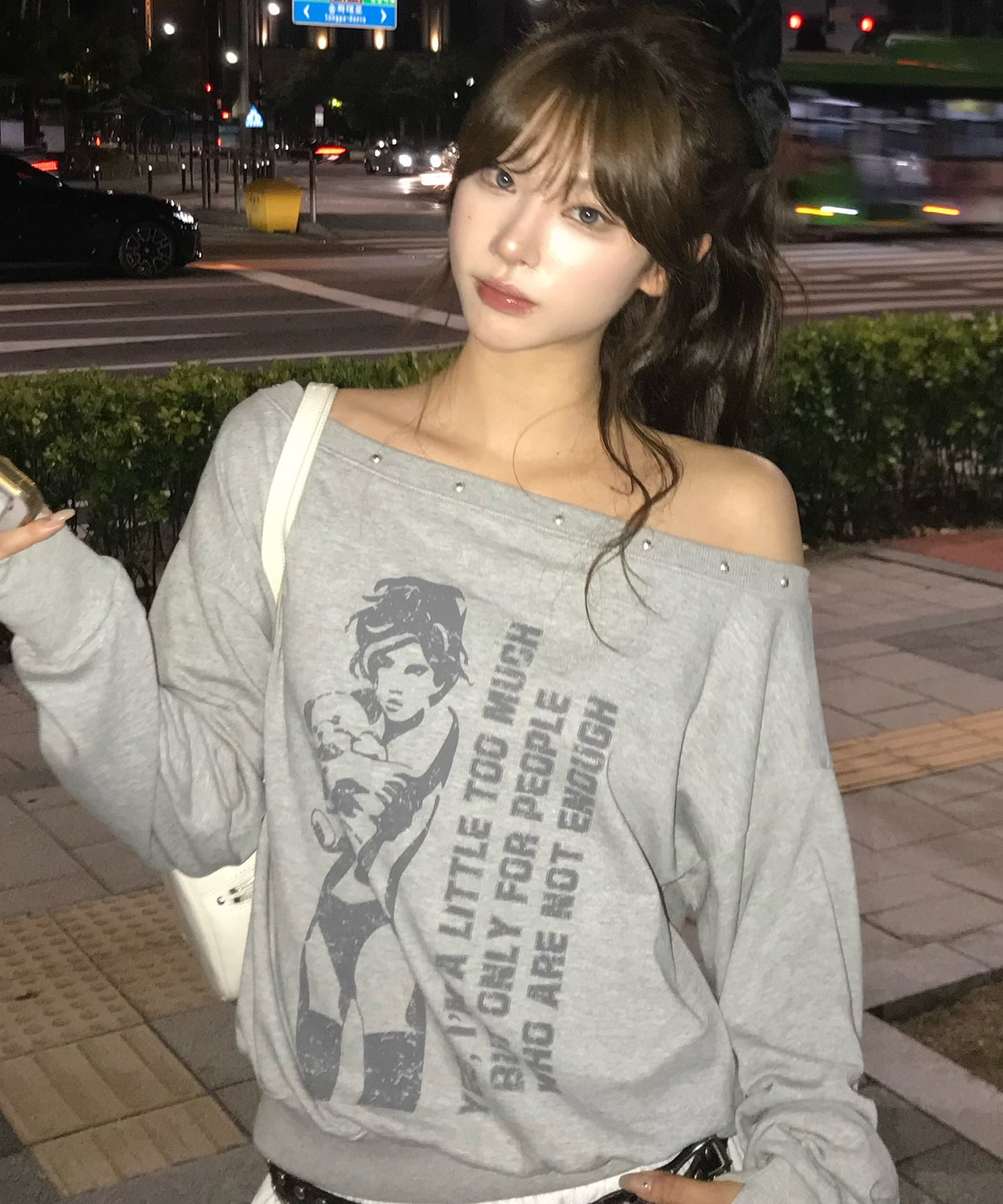 【MEOVV ナリン着用】（韓国発送）GT ONE SHOULDER SWEATSHIRT (GRAY)
