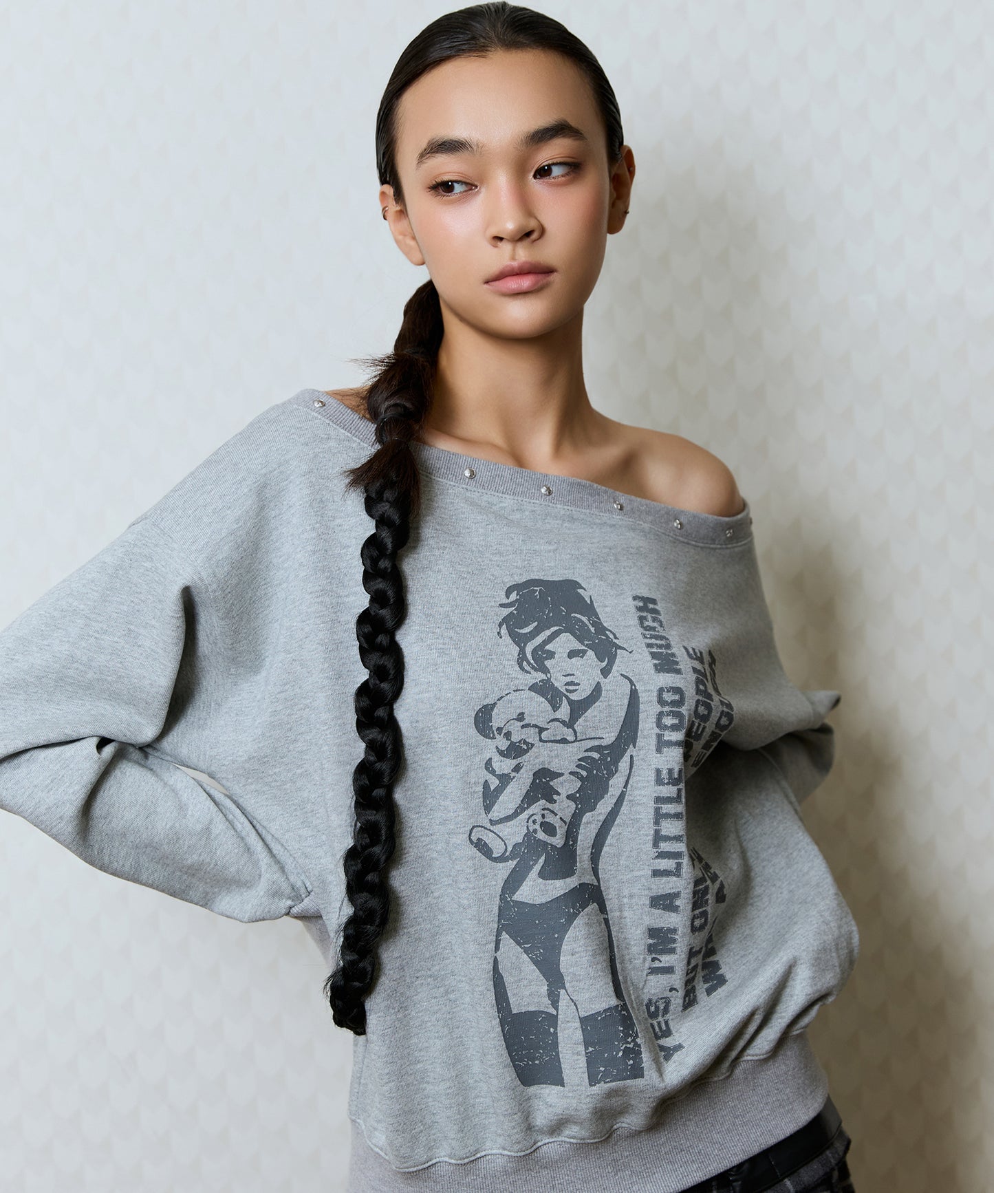 【MEOVV ナリン着用】（韓国発送）GT ONE SHOULDER SWEATSHIRT (GRAY)