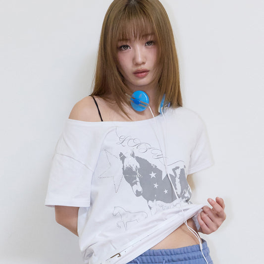 （韓国発送）SY ONE-SHOULDER HORSE TEE (WHITE)